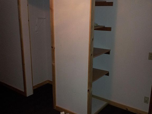 up bedroom 2 -shelves/closet