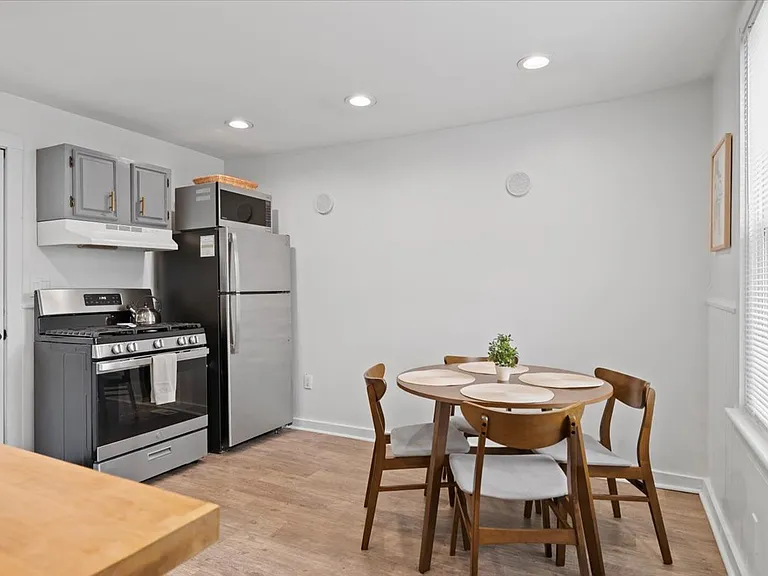 125 Circular St #B — Photo 8