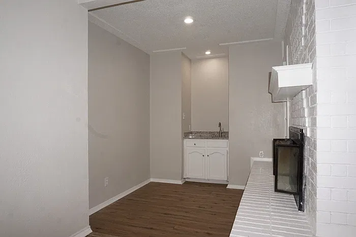 3 bed, 2.0 bath, 1607 sqft, $2,195 — Photo 3