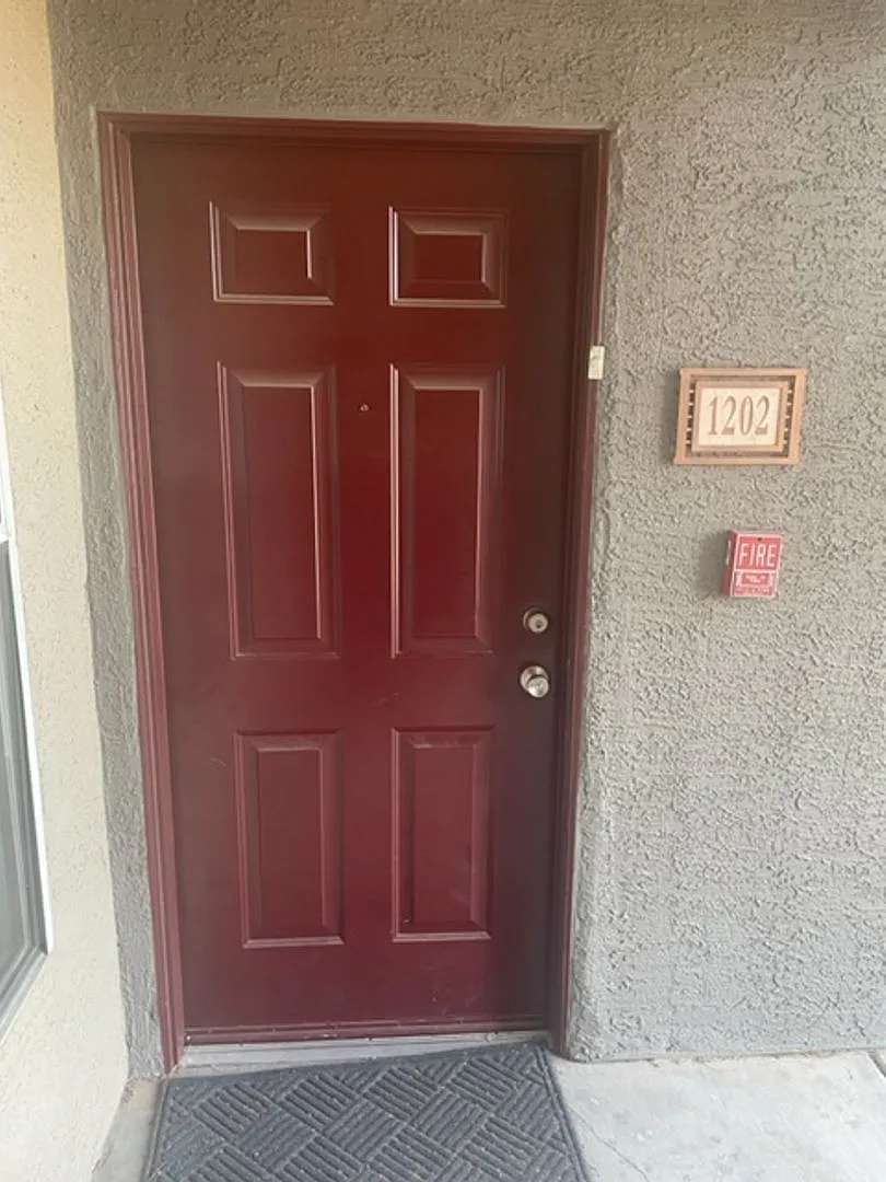 Great Gated Community Upgraded -Centrally Located -1 Bedroom — Photo 3