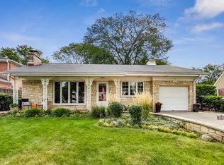 527 Briarhill Ln, Glenview, IL 60025