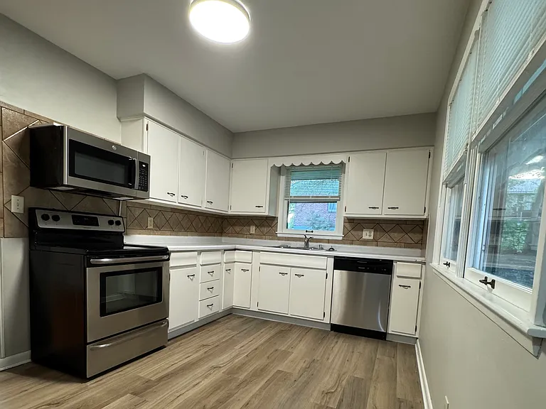 1326 Nelson St — Photo 3