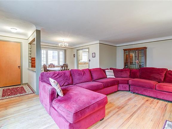 4th image of 585 Parkside Dr