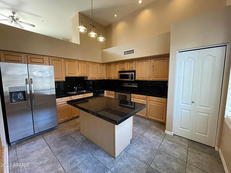 750 S Beck Ave — Photo 4