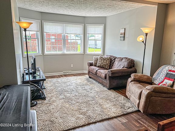 4th image of 136 Chambliss Cir