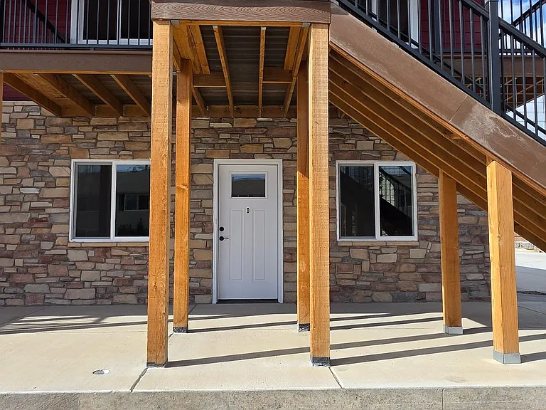 1018 Center Dr — Photo 2