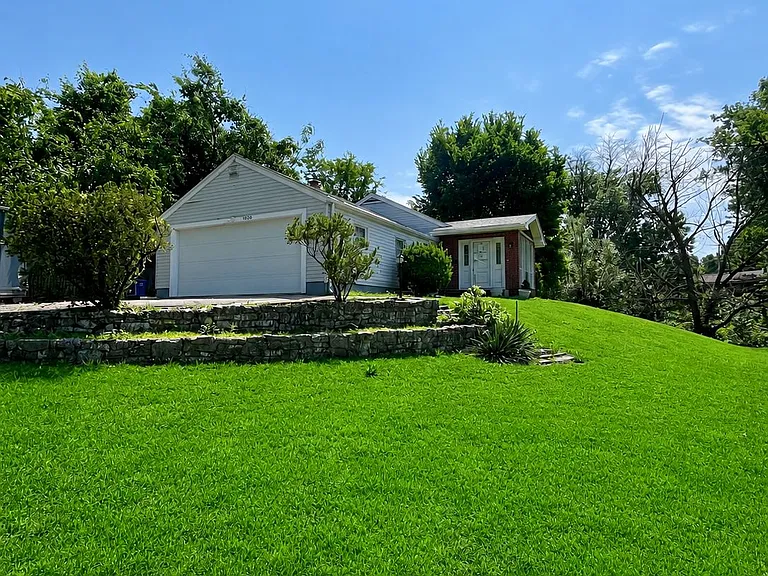 10300 Dudley Dr — Photo 2