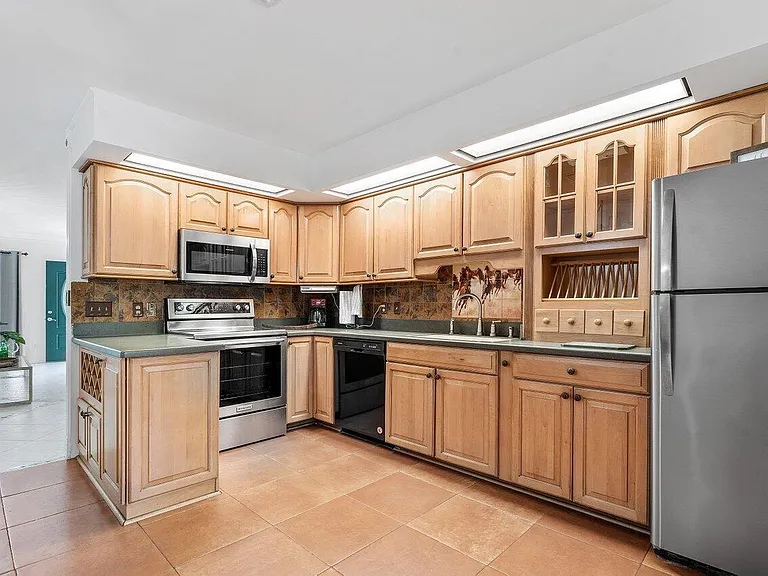 1369 Riverside Cir — Photo 17