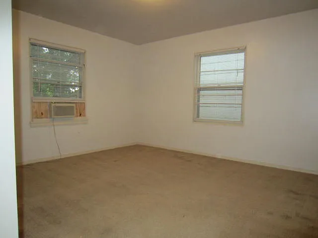 425 E. Grand & 933 S. Roanoke - Affordable, Convenient Off-Campus Housing!! — Photo 10