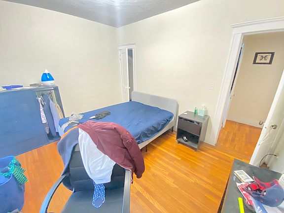 3rd image of 23 Saint Lukes Rd APT 2