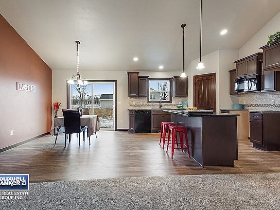 Center island & dining area