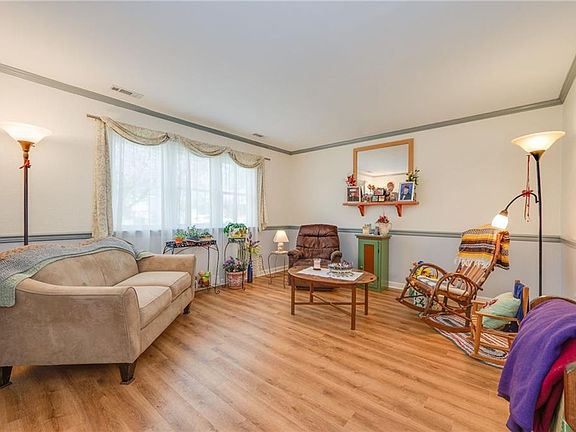 2nd image of 735 Arrowhead Dr