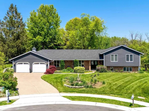 4105 Apple Valley Dr, Bettendorf, IA 52722