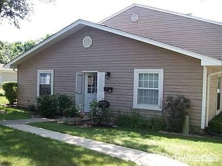 Front view of condo/apartment. : Front of home faces East. Association takes care of all outside mai