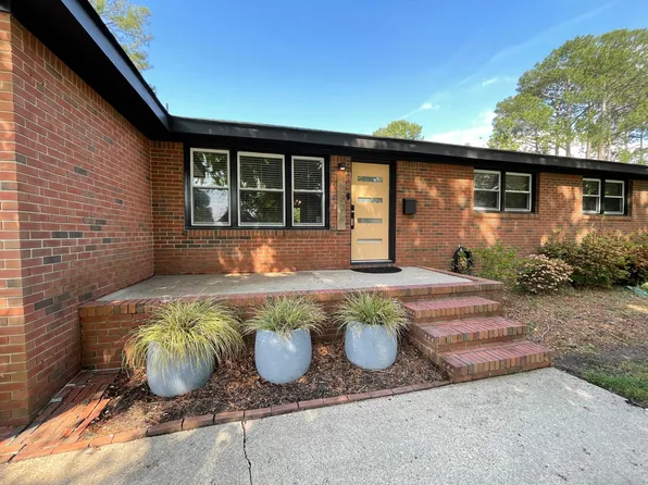 1536 Lakeview Dr, Virginia Beach, VA 23455
