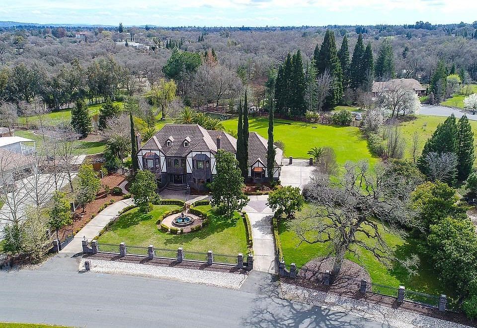 ** BE SURE TO CLICK ON THE "VIRTUAL MEDIA TOUR" TO TRULY EXPERIENCE THIS MARVELOUS PROPERTY! **