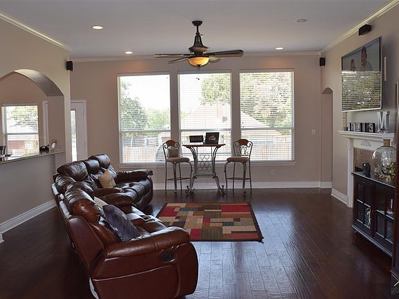 4th image of 833 Greenwood Cir