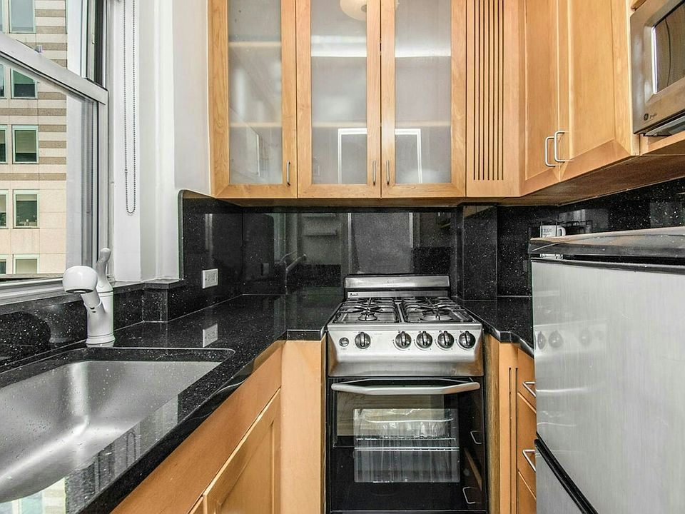 1st image of 333 E 43rd St APT 917
