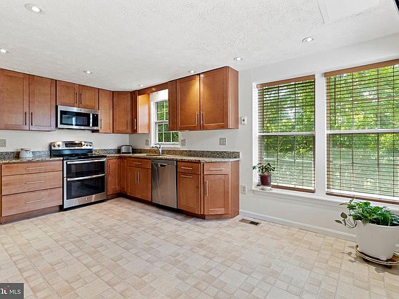3rd image of 15142 Red Cedar Dr