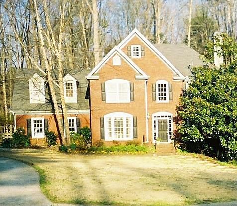 BEAUTIFUL STEPHEN FULLER CLASSIC WITH A BEDROOM AND FULL BATH IN BASEMENT