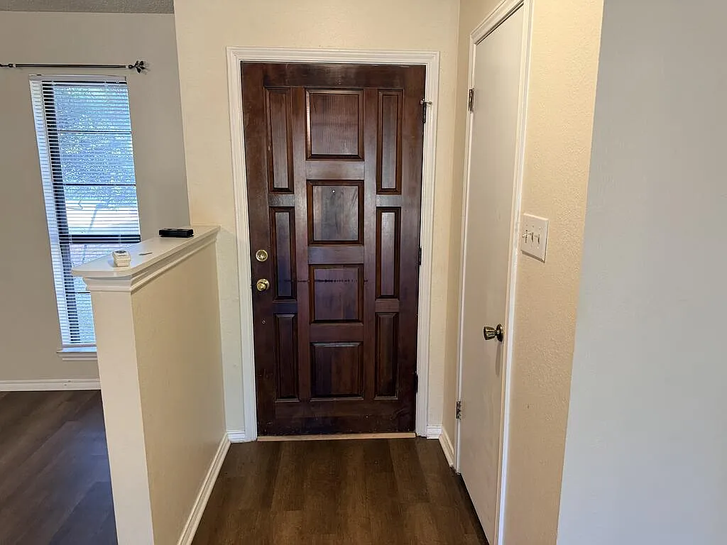 3 bed, 2.0 bath, 2087 sqft, $2,300 — Photo 2