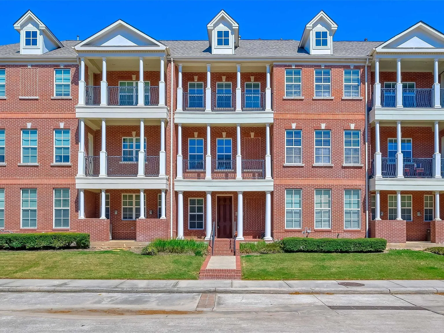 3 bed, 3.5 bath, 2396 sqft, $4,000 — Photo 3