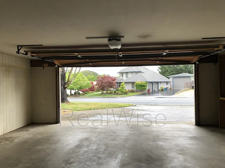 710 NW Midland Ave — Photo 49