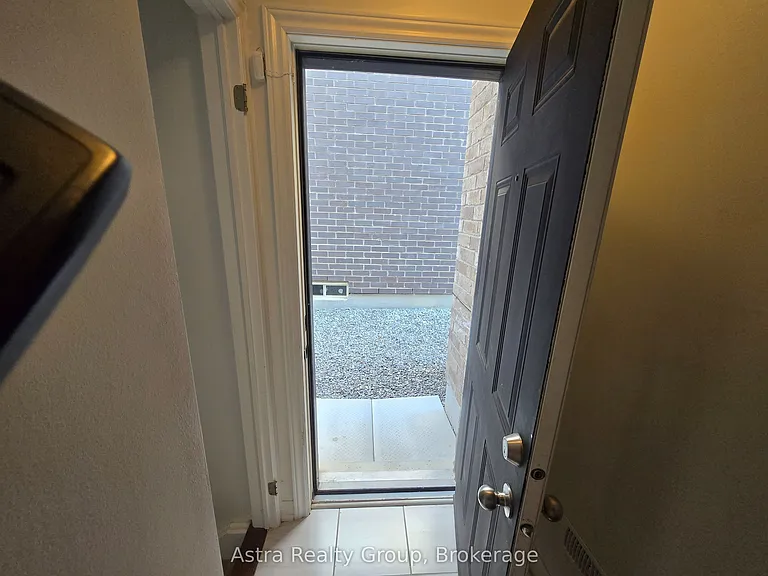 105 Coldwell Bay Cir — Photo 2