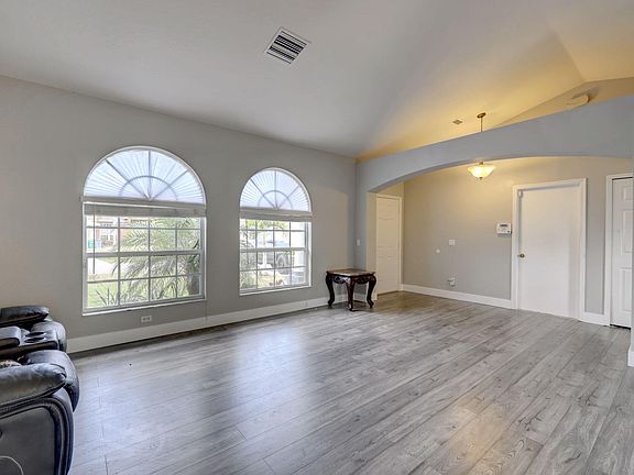 3rd image of 550 SW Hamburg Terrace