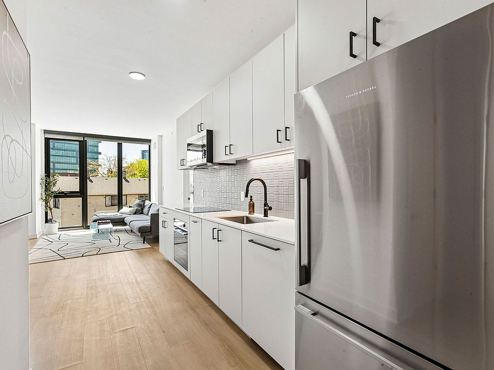 1st image of 1100-15 W Grand Ave #611