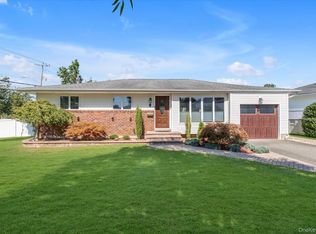 2 Benmor Ct, Plainview, NY 11803