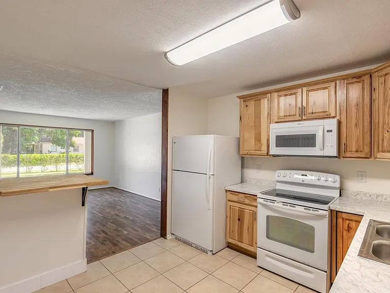 1584 Valencia Ave — Photo 10