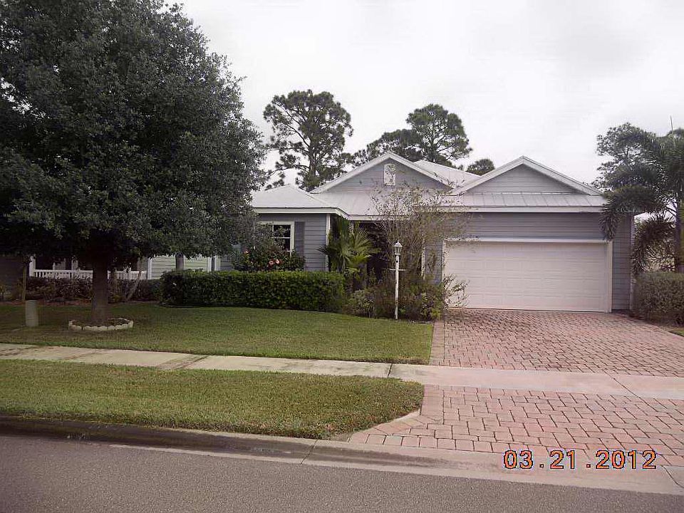 2nd image of 576 NE Canoe Park Cir