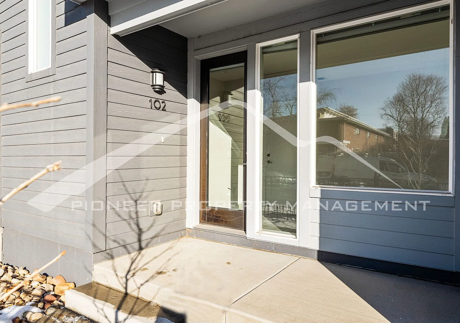 Modern home with 2-Car Attached Garage and Central AC! — Photo 2