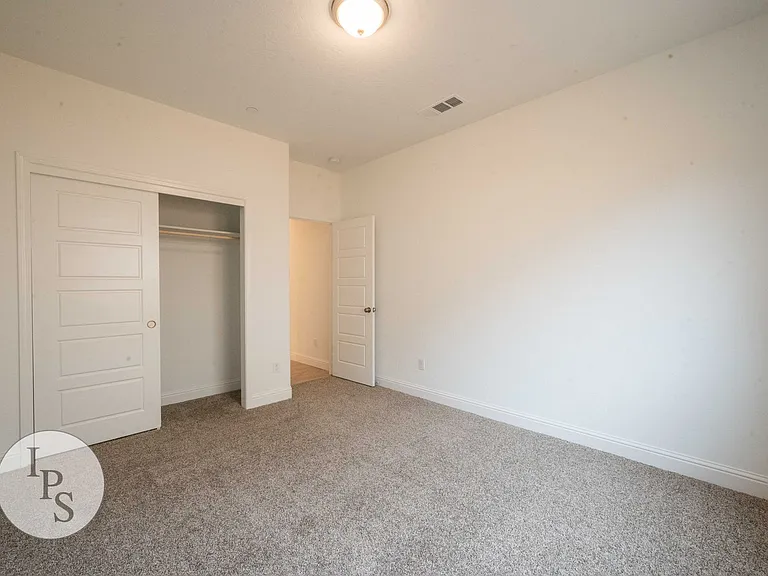 352 N Millard Ave — Photo 8