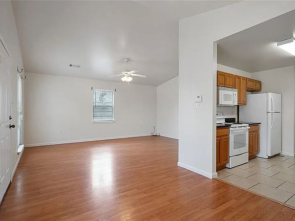 4th image of 370 Cedar Ln