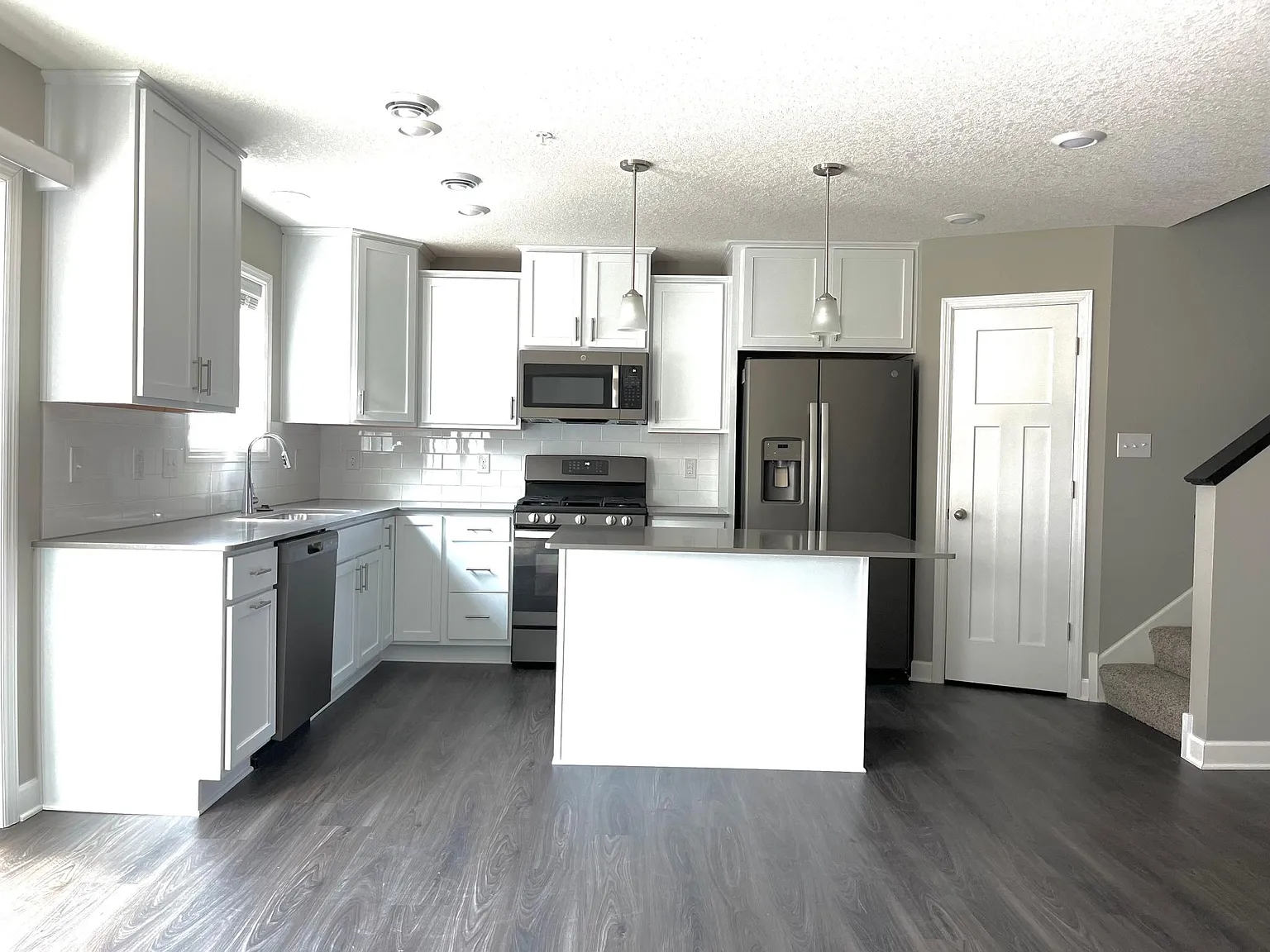 3 bed, 2.5 bath, 1804 sqft, $2,550 — Photo 2