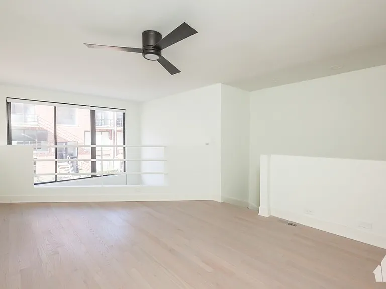 952 W Grace St #202 — Photo 8