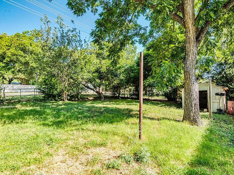 208 W Lockhart St — Photo 18