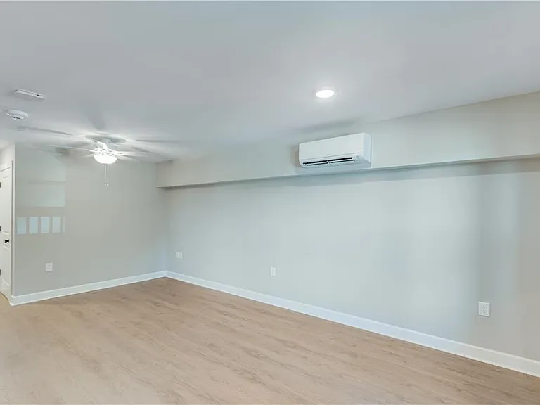 710 Jesse Jewell Parkways Se Corner Level 2 #200 — Photo 4