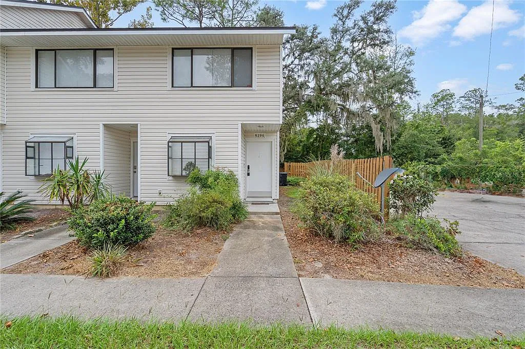 2 bed, 1.5 bath, 1016 sqft, $1,299 — Photo 1