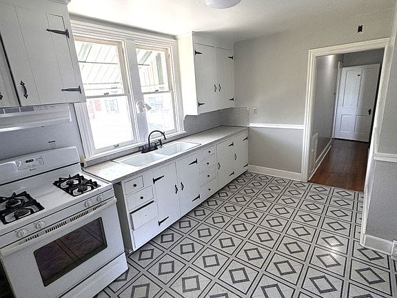 4th image of 112 E Baltimore St #2