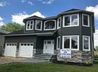 105 Colombo Ave, Copiague, NY 11726