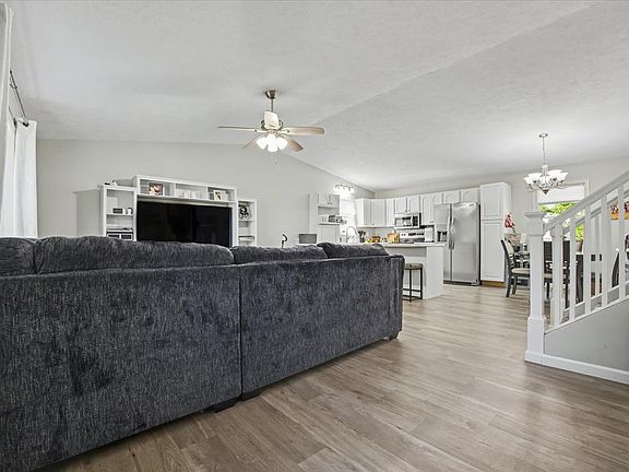 5th image of 718 N Leona Ln