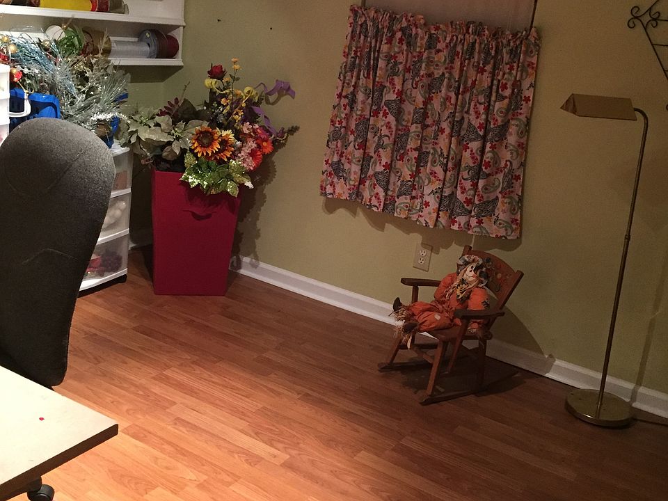 Bedroom 2/craft room