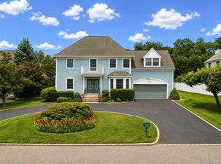 14 Mackay Way, Roslyn, NY 11576