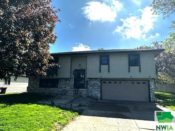 400 Broadmoor Dr, South Sioux City, NE 68776
