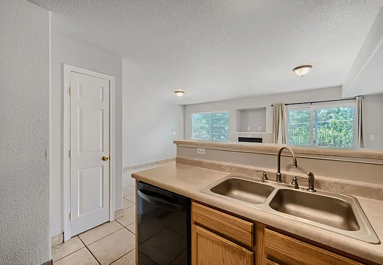 330 Graceland Grv — Photo 4