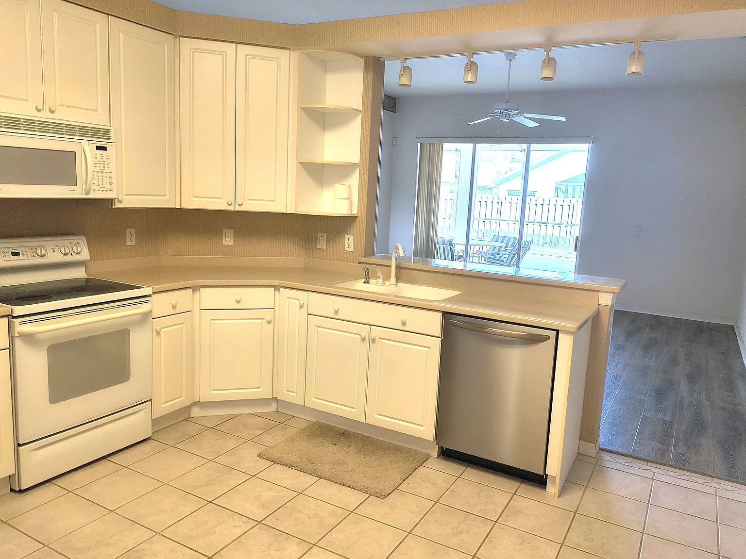 4 bed, 2156 sqft, $3,250 — Photo 2