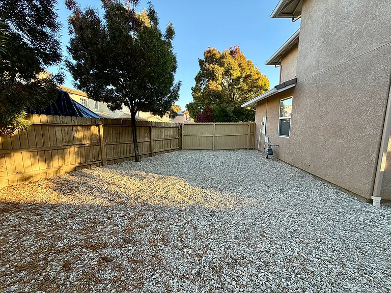 904 Larable Ct — Photo 32